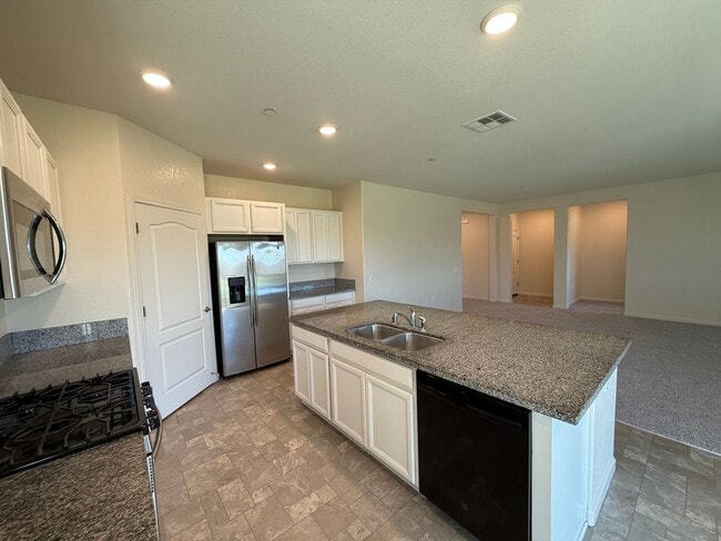 Building Photo - Single story home in with large backyard!