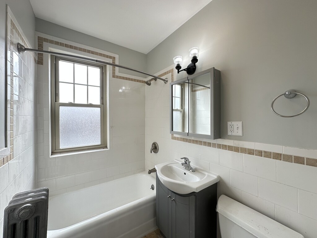 Building Photo - 324 S Maple Ave