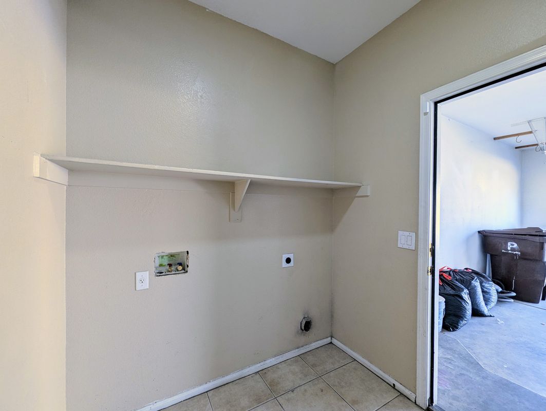 Building Photo - 8861 W Paradise Dr