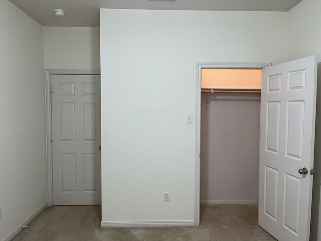 Building Photo - Duplex in Surrey Ridge!