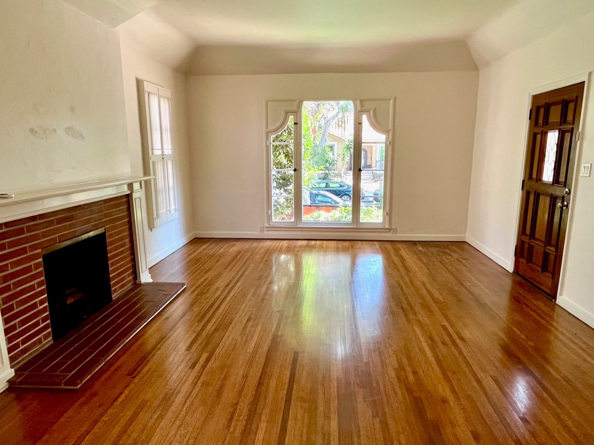 Living Rm w. FP - 1115 S La Peer Dr