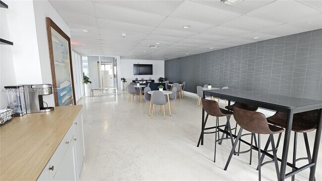 Building Photo - 170 SE 14th St