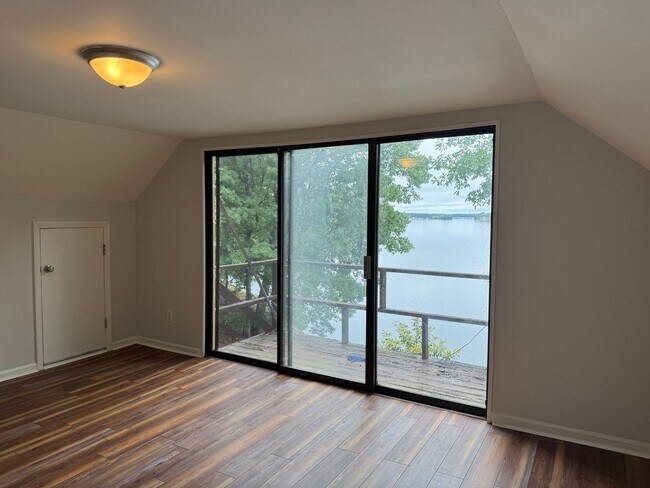 Building Photo - Four Bedroom Lake House in Denver
