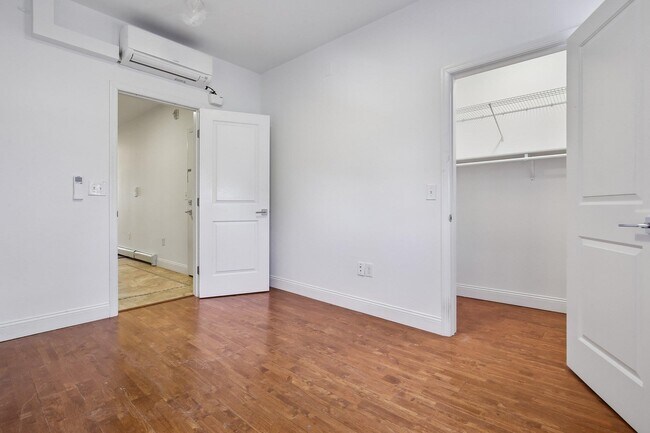 Building Photo - 76 Hutton St