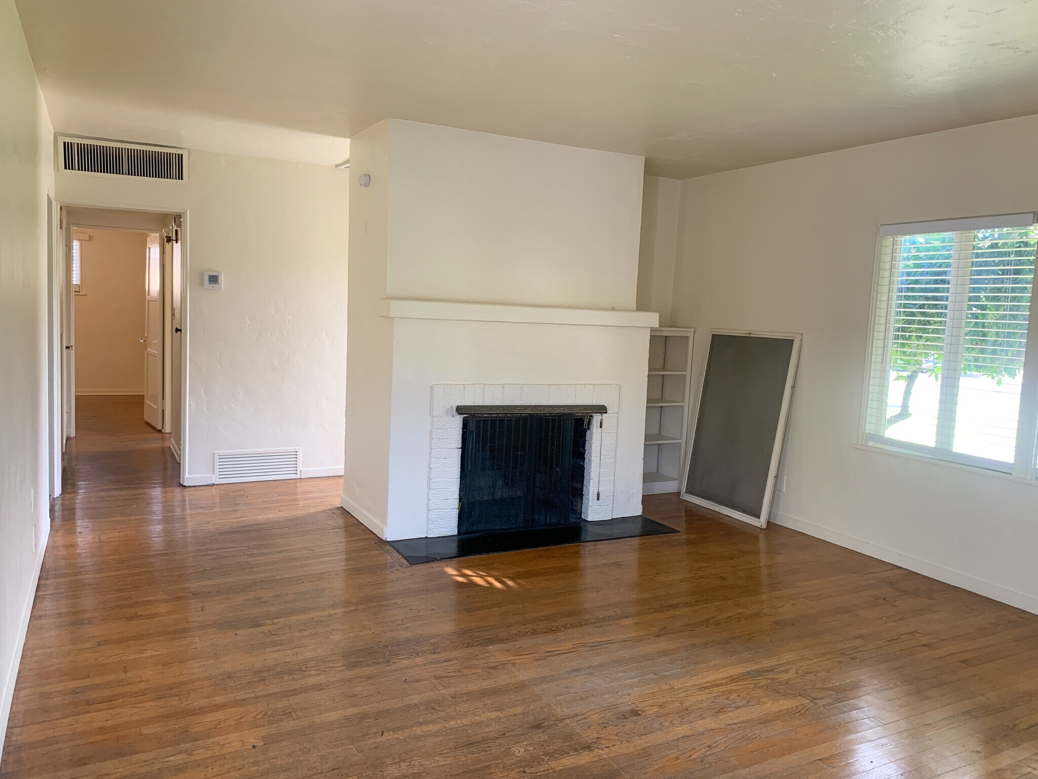 Building Photo - 832 S Maple Ave