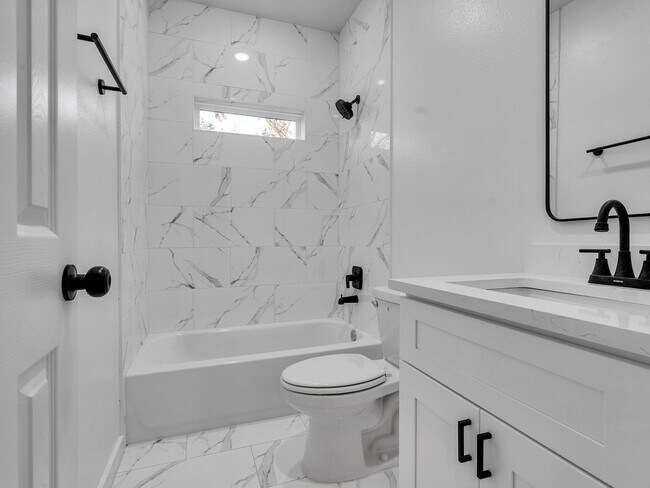 Building Photo - ? 3 Bed / 2.5 Bath Duplex – Spacious & Move-In Ready! ?