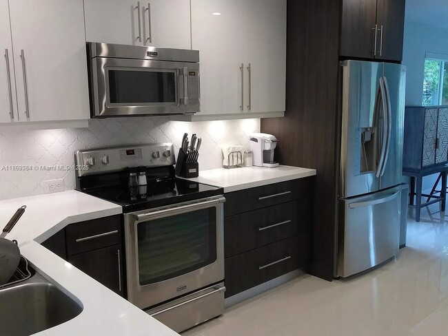 Building Photo - 14830 Miami Lakeway S