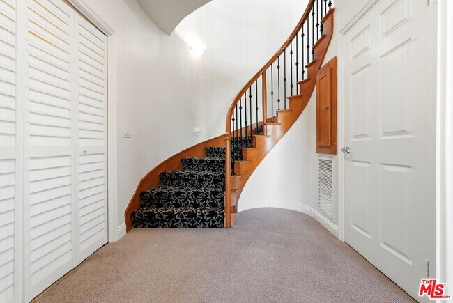 Building Photo - 5831 Seawalk Dr