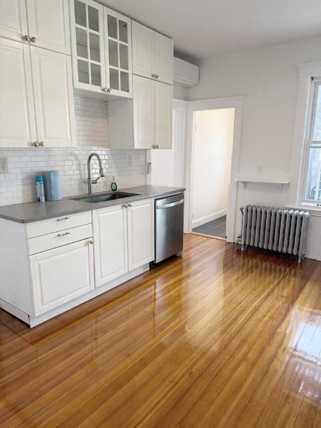 Building Photo - Available NOW! Spacious 3 BED 1 BATH in quiet neighborhood
