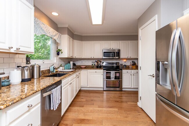 Building Photo - Charming Monument Retreat with  Private Ba...