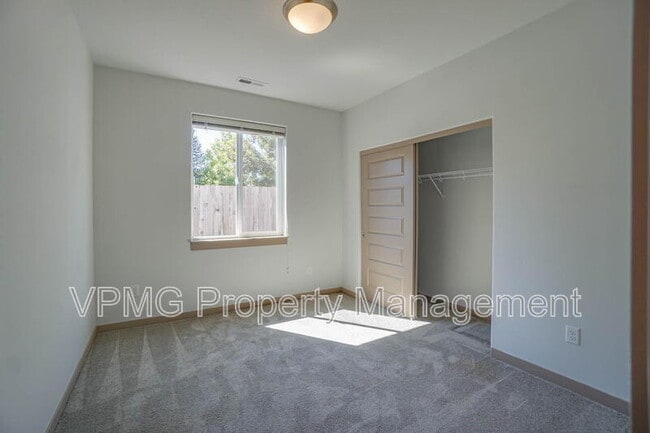 Building Photo - 13801 NE 33rd Cir