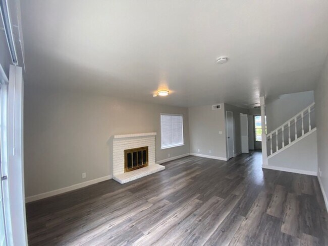 Building Photo - 3BR/ 2BA Updated Home!
