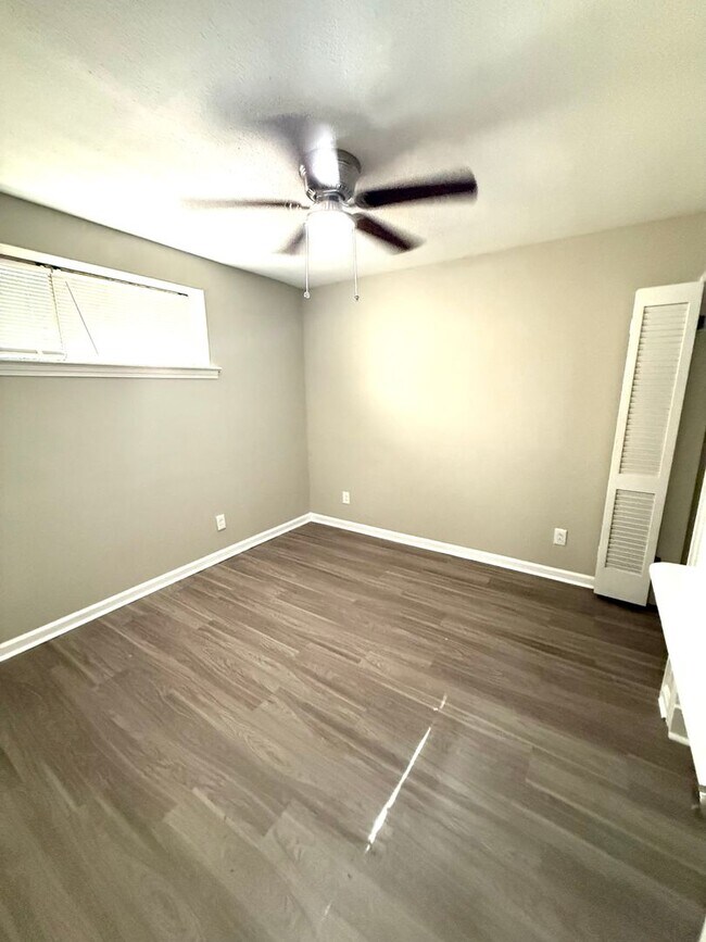 Building Photo - **5 Bedroom 3 bath located in Forest Hills...