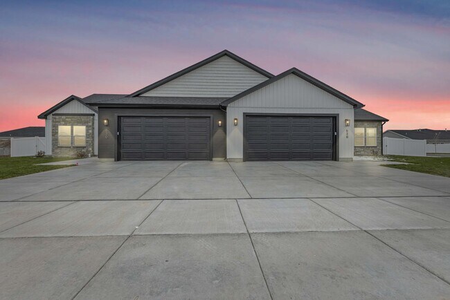 Building Photo - NEW BUILD 3-BED, 2-BATH UPSTAIRS DUPLEX UN...