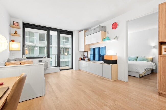 Building Photo - 160 1st St