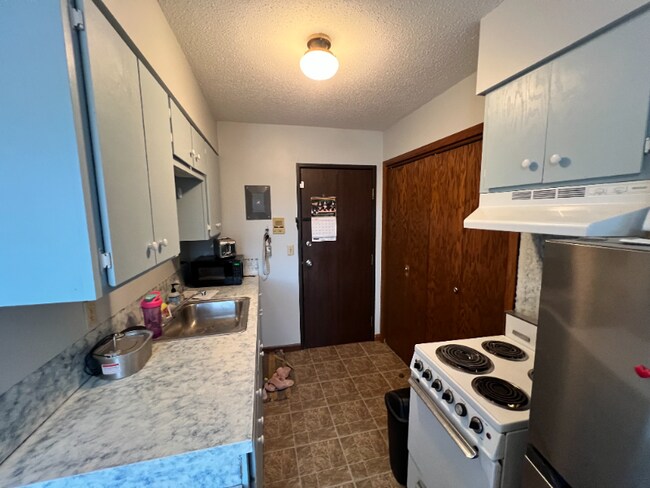 Building Photo - 215 1/2 Main Ave S