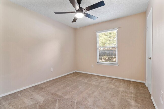 Building Photo - 16319 Pitch Pine Dr