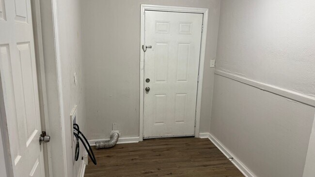 Building Photo - MOVE IN SPECIAL: $650 OFF 1ST MONTH'S RENT!**