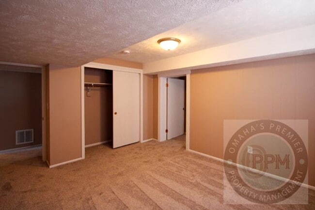 Building Photo - Charming 6 Bed 2 Bath Home Near the Offutt