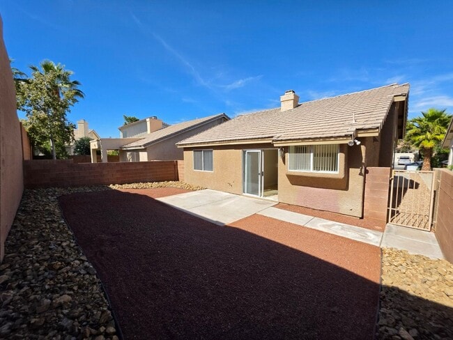 Building Photo - Beautiful Single Story Home