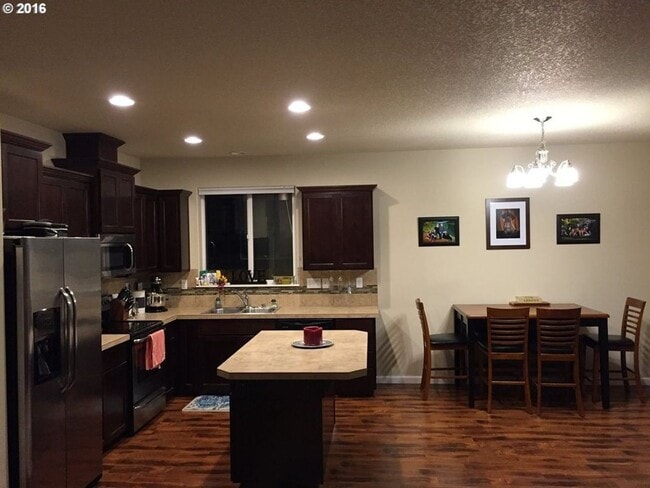 Building Photo - North Plains Single Family Home