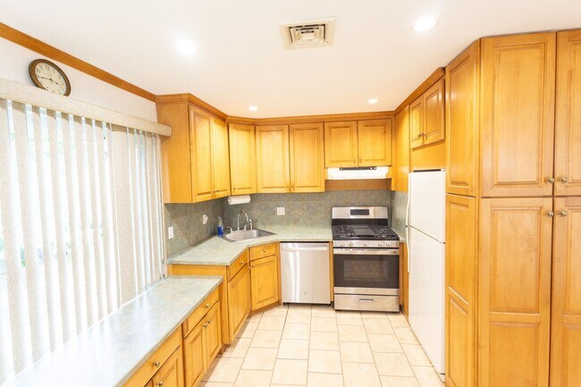 Building Photo - Spacious 2 Bedroom, 1 Bathroom (Full House - Rental)