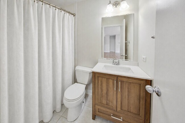 Building Photo - 680 N Green St