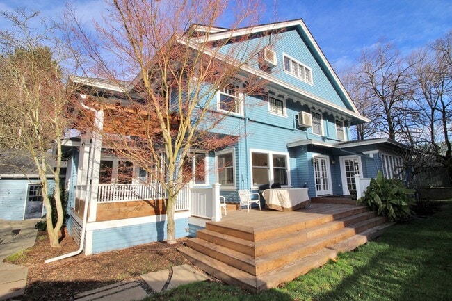 Building Photo - 2343 NE 21st Ave