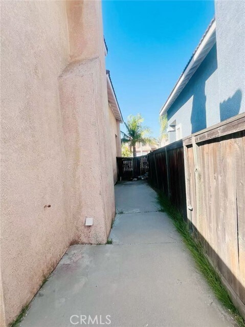 Building Photo - 15865 Flamingo Dr