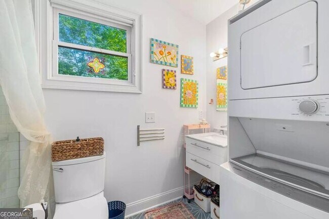 Building Photo - Renovated 2BR/1BA Attic Apartment with In-Unit Washer & Dryer – Prime Atlanta Location