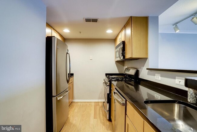 Building Photo - 2220 Fairfax Dr