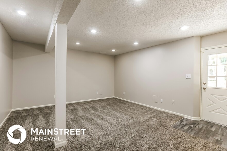 Building Photo - 1104 NE Lindsay Ave