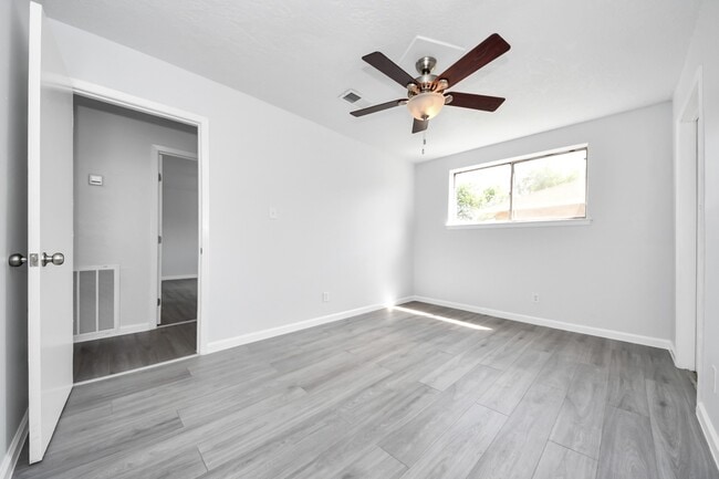 Building Photo - 4710 Lotus St
