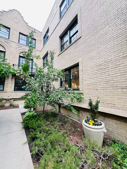 Building Photo - 960 N Sherman St