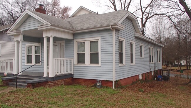 Building Photo - 1700 S Tryon St