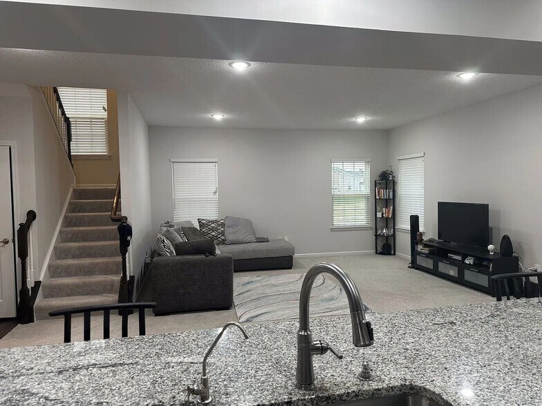 Building Photo - 452 Steeplechase St