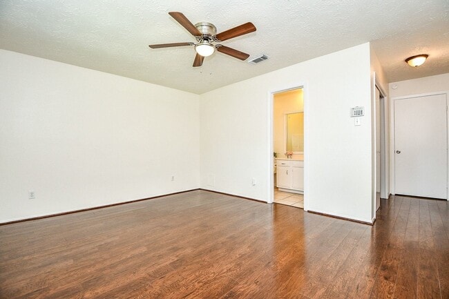 Building Photo - 16823 Cobble Ridge Dr