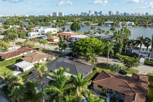 Building Photo - 1141 N North Lake Dr