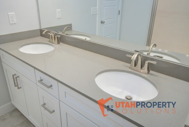 Building Photo - 1734 W Newcastle Ln