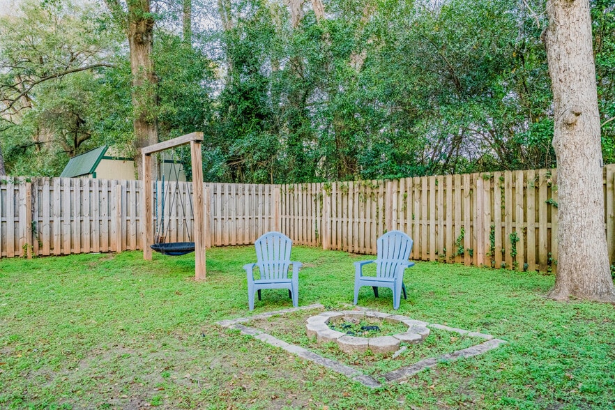 Building Photo - 104 Rosewood Dr