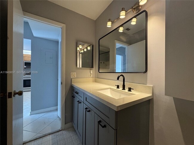 Building Photo - 603 Racquet Club Rd