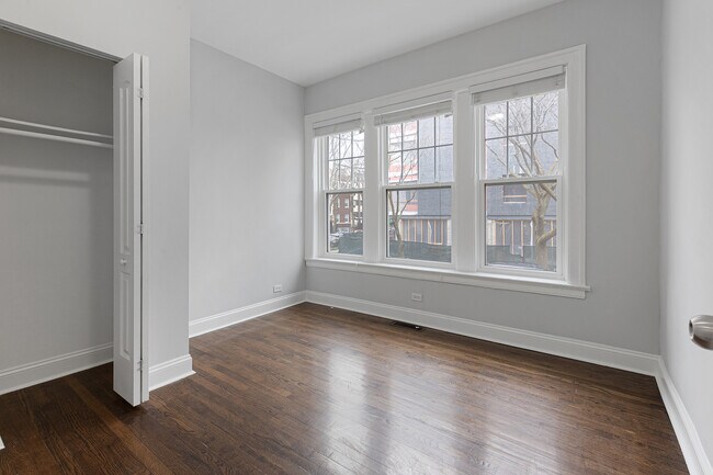 Building Photo - 1100 W Glenlake Ave