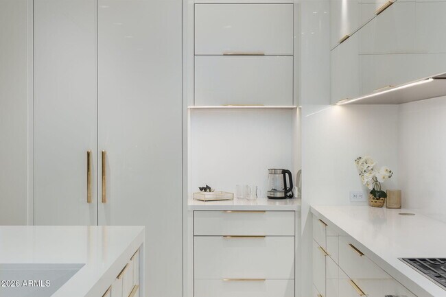 Building Photo - 6587 N Palmeraie Blvd