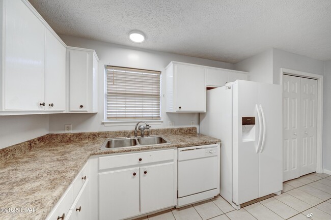 Building Photo - 3127 Douglas Rd