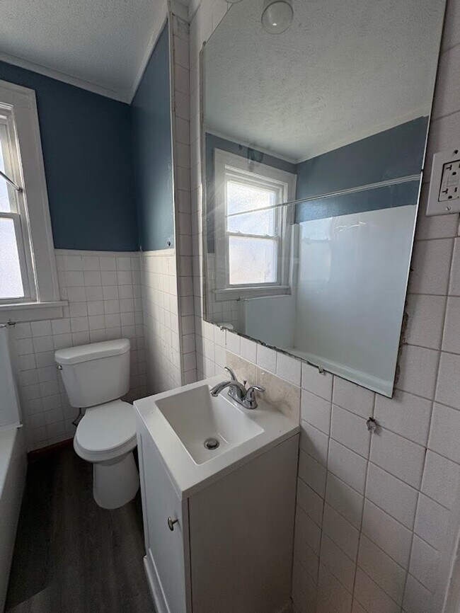 Building Photo - Two bedroom one bathroom 1st level for rent