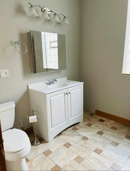 Building Photo - 2042 W Hutchinson St