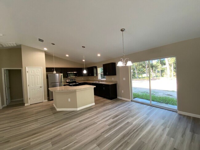 Building Photo - Custom Home - Desirable SW Dunnellon Neighborhood 3/2/2 **Won't Last**Available Soon!