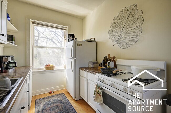 Building Photo - 1104 N Hoyne Ave