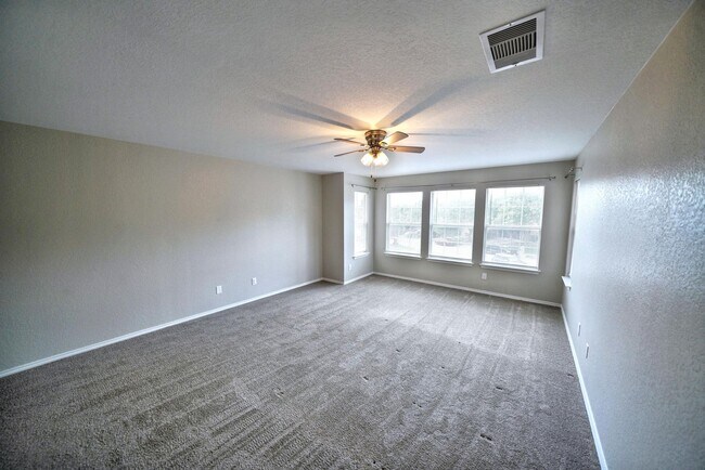 Building Photo - Stunning 4-Bedroom, 2.5-Bathroom Home in L...