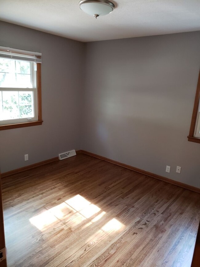 Building Photo - 3 Bed 2 Bath Spacious home!